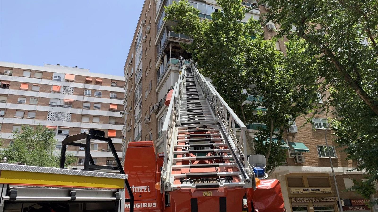  Un incendio en una vivienda del distrito de Fuencarral se salda con dos personas heridas leves