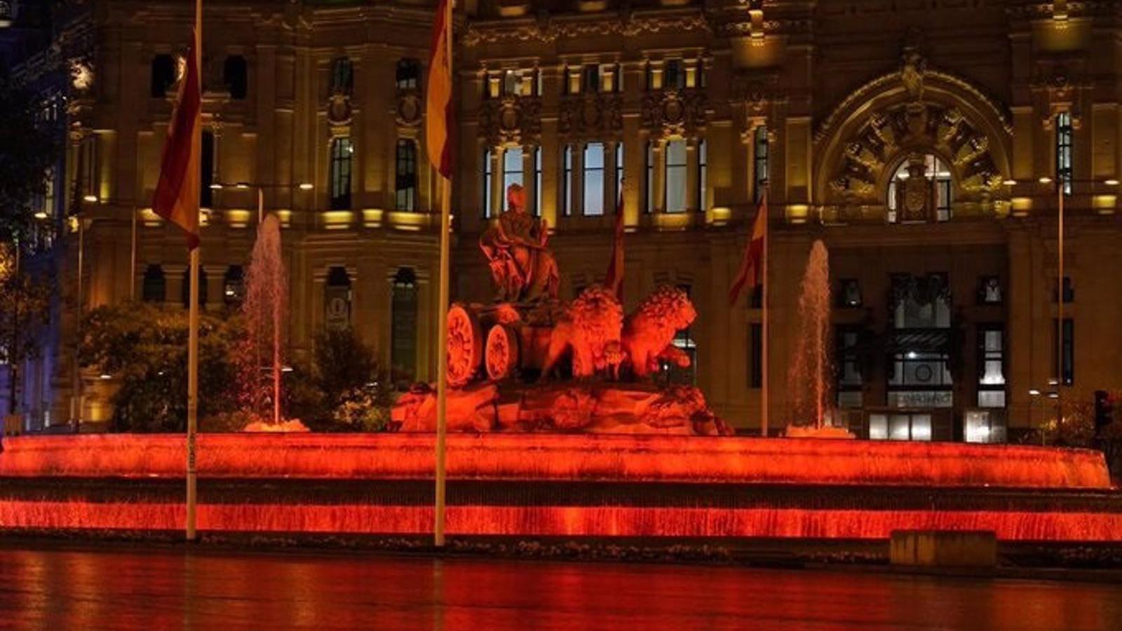 La Real Casa de Correos y la fuente de Cibeles se iluminan de rojo por el Día Mundial del Donante de Sangre