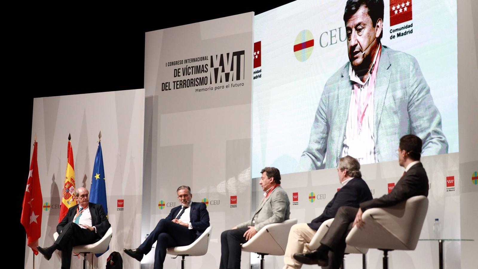 El congreso de víctimas de la Comunidad de Madrid debate sobre la "ignominia" de los pactos de Sánchez con Bildu