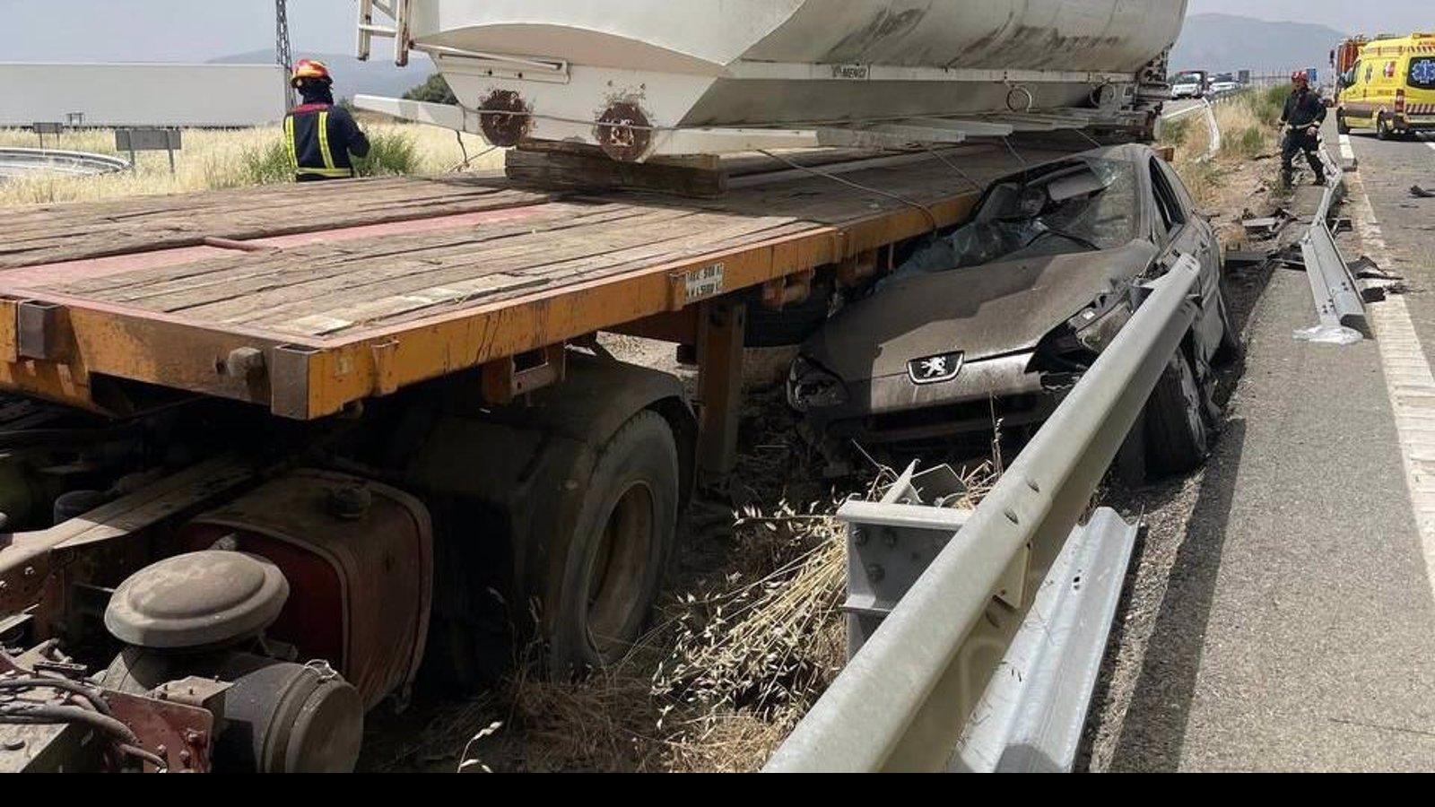  Tres heridos graves en un accidente entre dos coches y un camión en la A-1