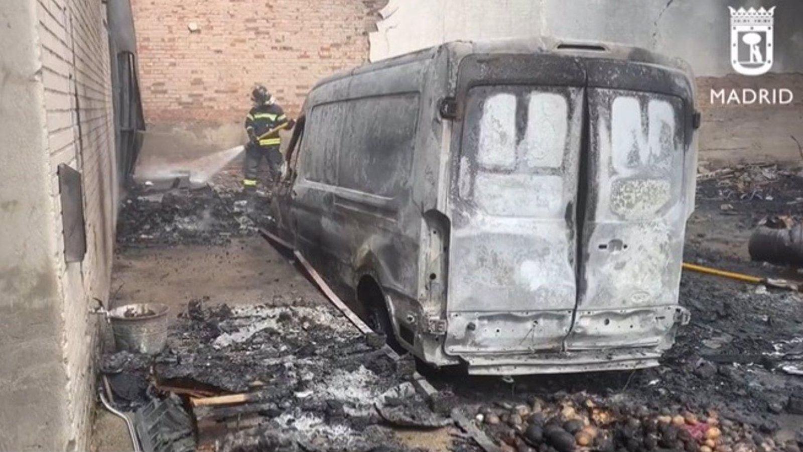  Bomberos logran evitar que el incendio de unos vehículos se propagara a dos naves industriales de Vallecas