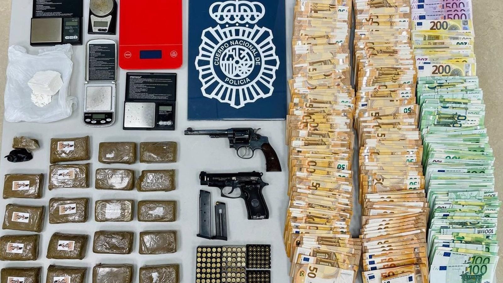  Siete detenidos y desmantelados dos narcopisos en Tetuán destinados a la venta de cocaína y otras drogas