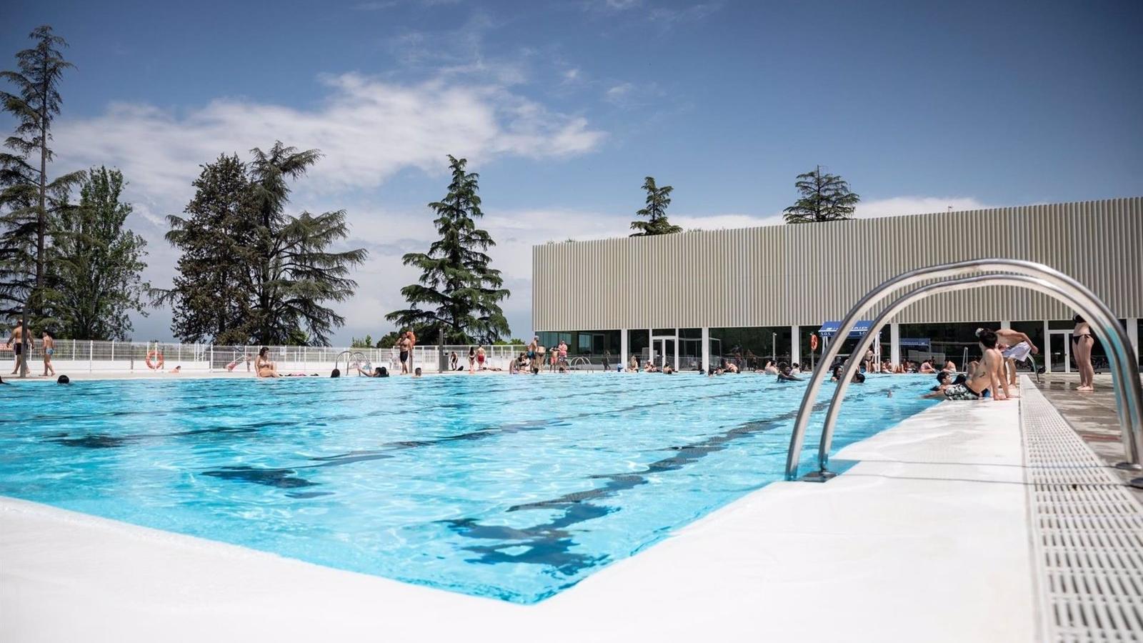 Las piscinas de la capital aumentan su uso un 102% en el primer mes de la temporada