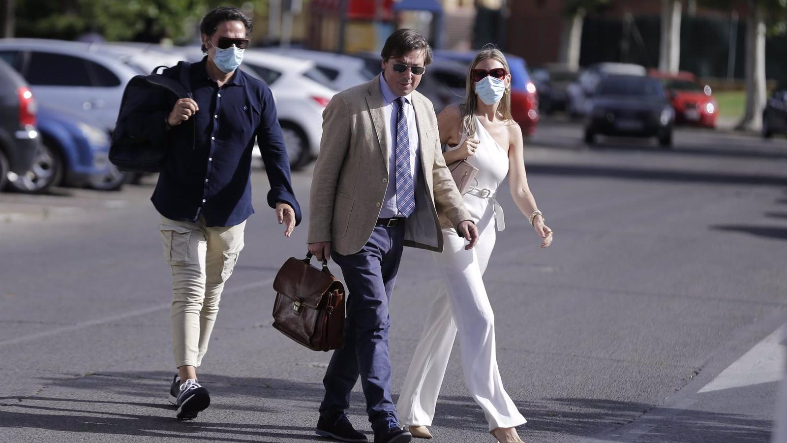 La jueza mantiene en libertad al actor Luis Lorenzo y a su mujer, en contra de la familia de la tía