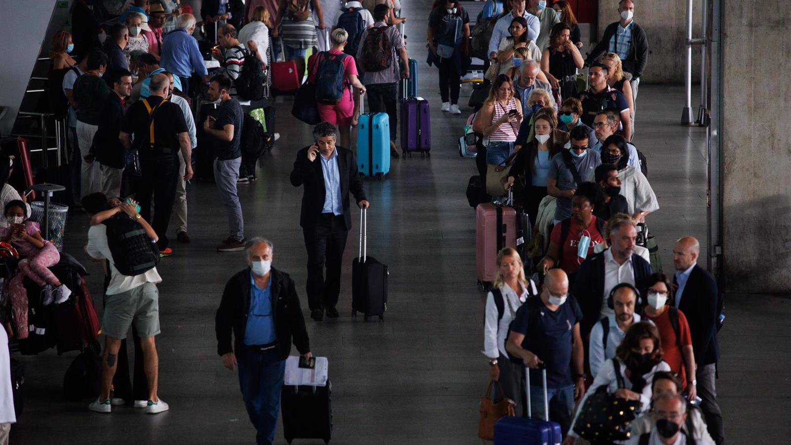Se incorporan 150 policías nacionales al control de pasaportes de Barajas