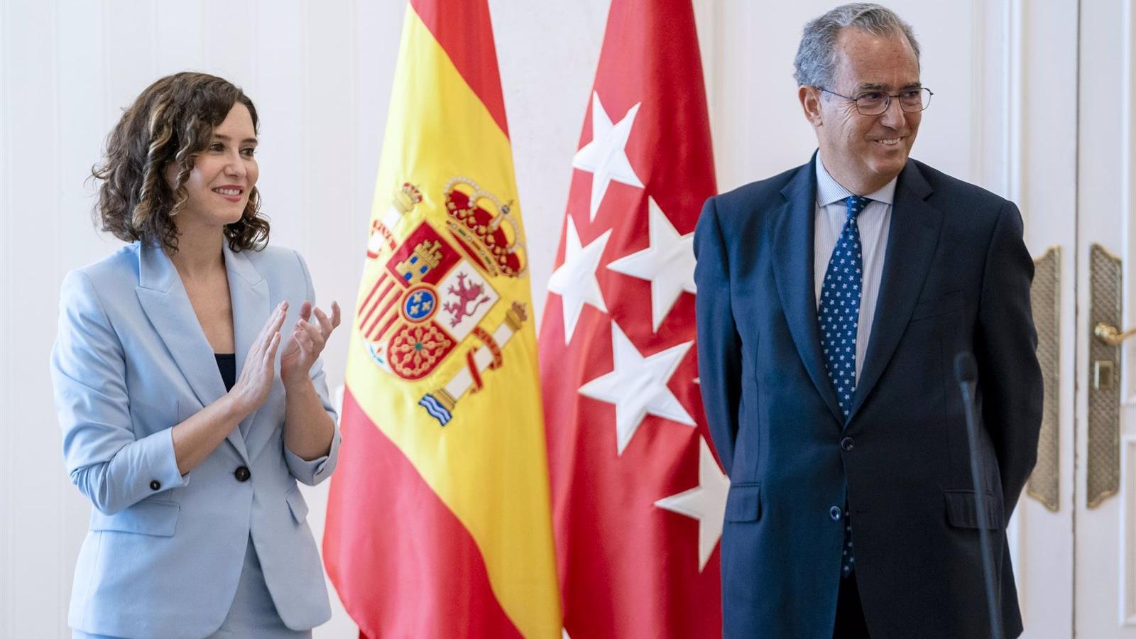Díaz Ayuso elogia a Ossorio, un "hombre bueno, culto y familiar", en su toma de posesión como vicepresidente