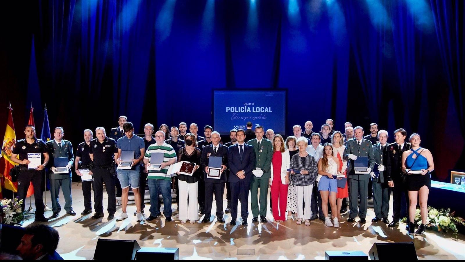Policía Local de Las Rozas otorga su medalla a Cruz Roja y al Teniente del Puesto Principal de la Guardia Civil