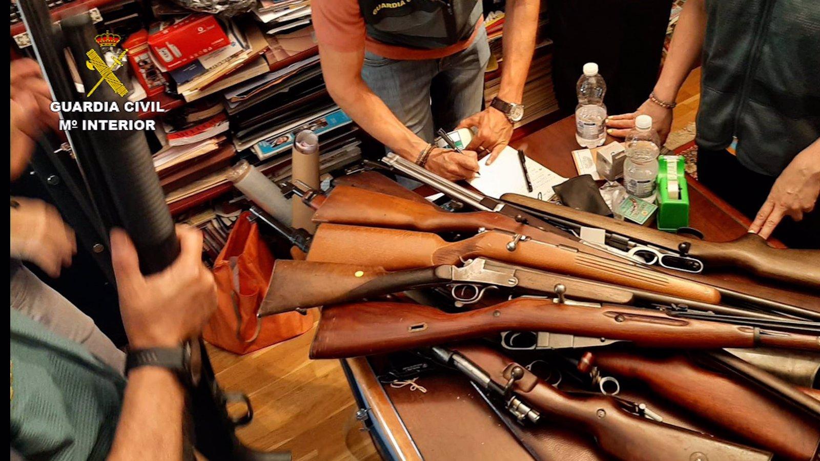  Doce detenidos, algunos en Madrid, por traficar armas y munición en toda España para venderlo en mercado negro