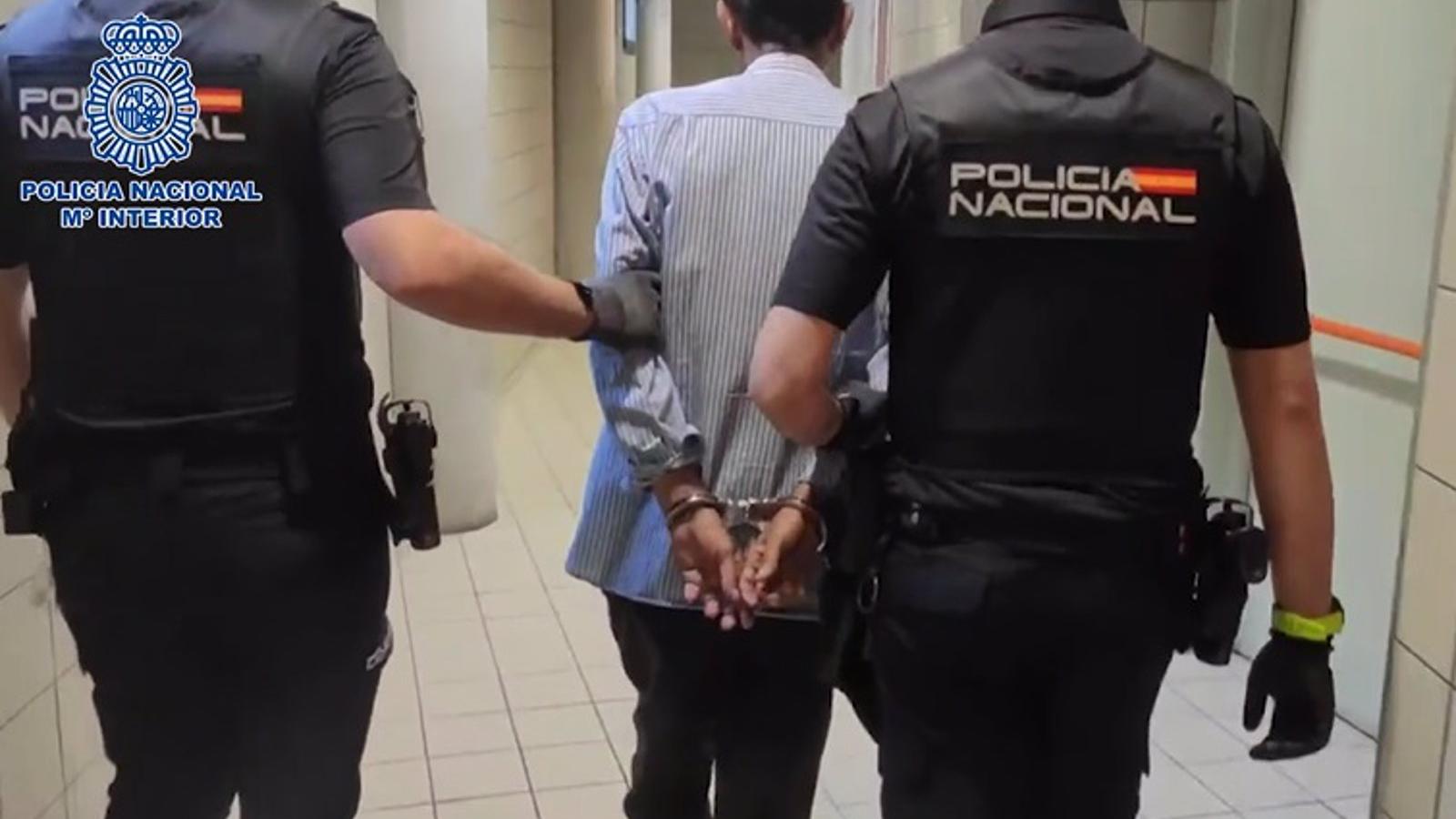  Entra en prisión el hombre que amenazó con una pistola a un dependiente para robar un móvil en Móstoles
