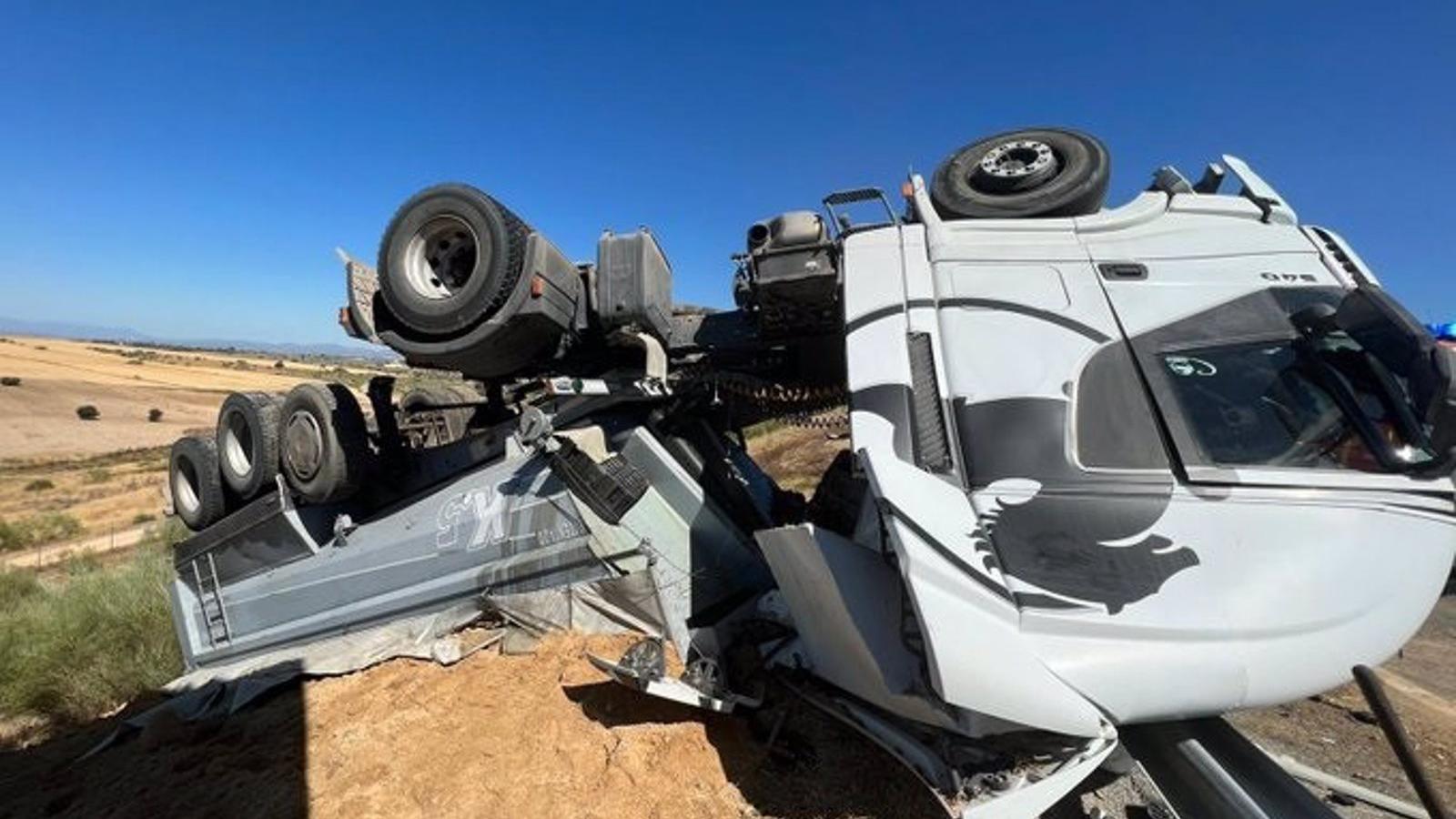  Importantes atascos en la M-50 por el vuelco de un camión, que deja un herido leve