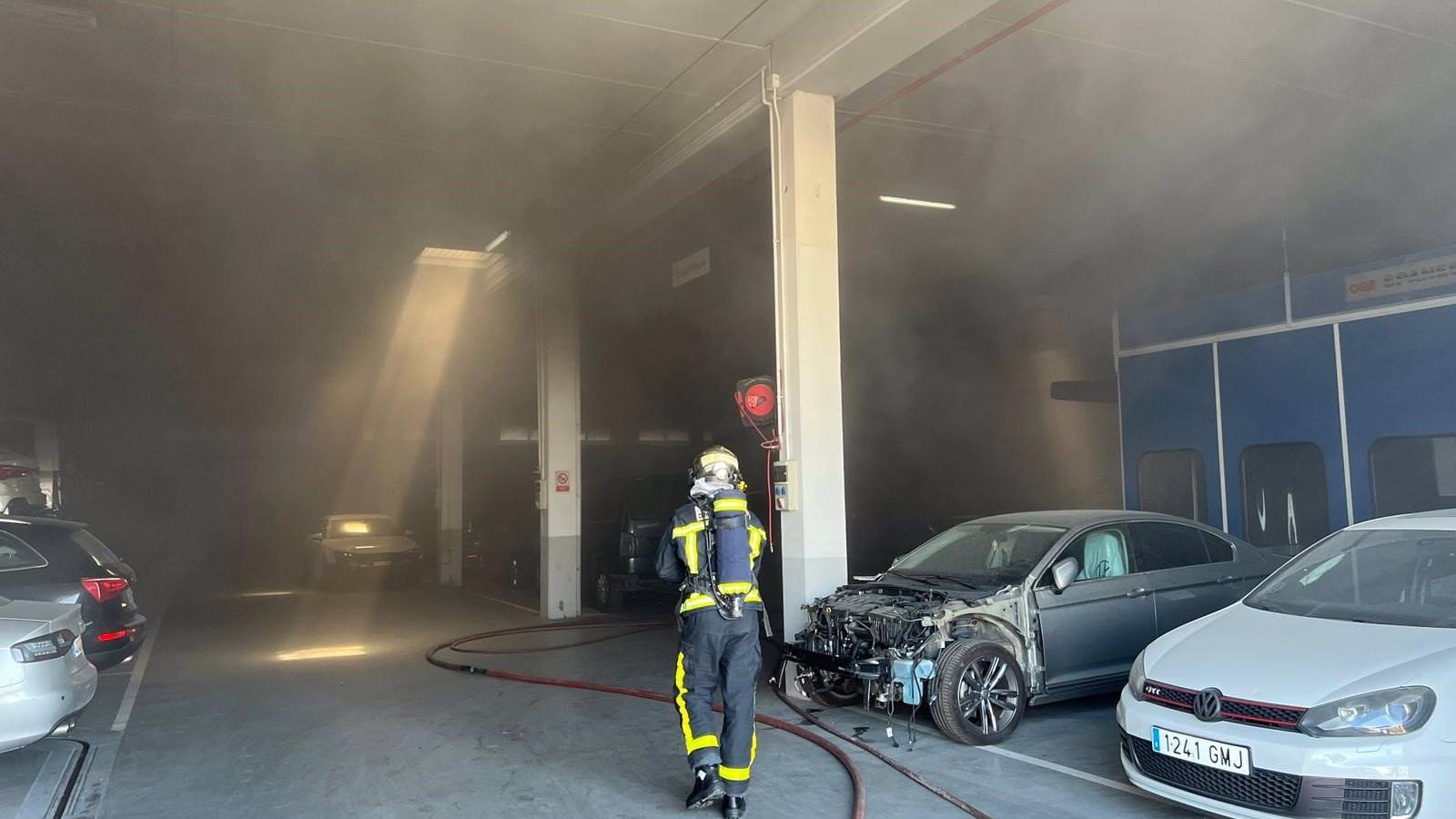  Arde sin heridos parte de un concesionario en la Ciudad del Automóvil de Leganés
