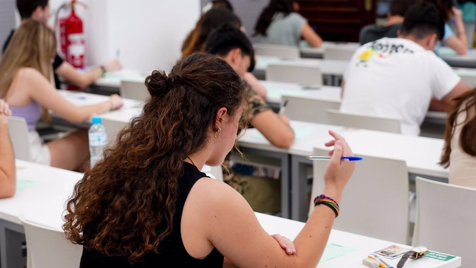 La Comunidad de Madrid aprueba una bajada de las tasas universitarias del 20% en grados y 30% en máster