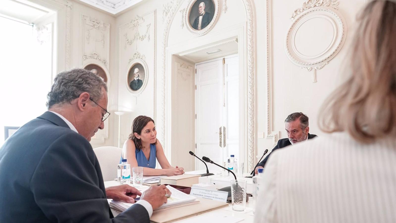 El Gobierno regional concede a dos empleados públicos la Orden del Dos de Mayo a título póstumo