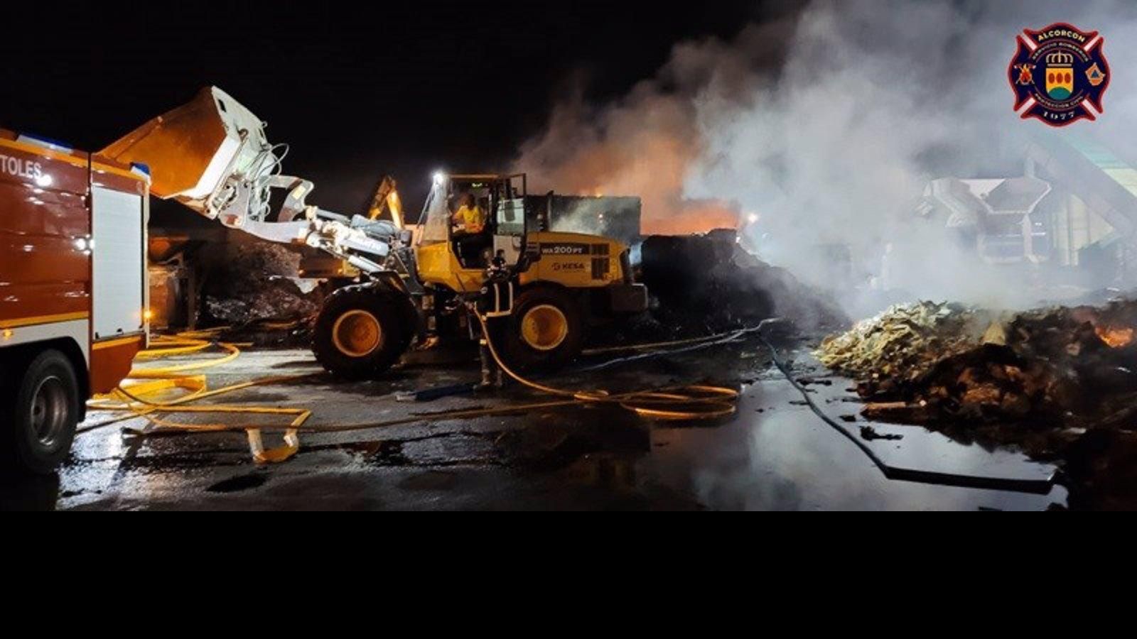  Extinguido sin heridos un fuego en una empresa de recuperación y reciclaje de Alcorcón