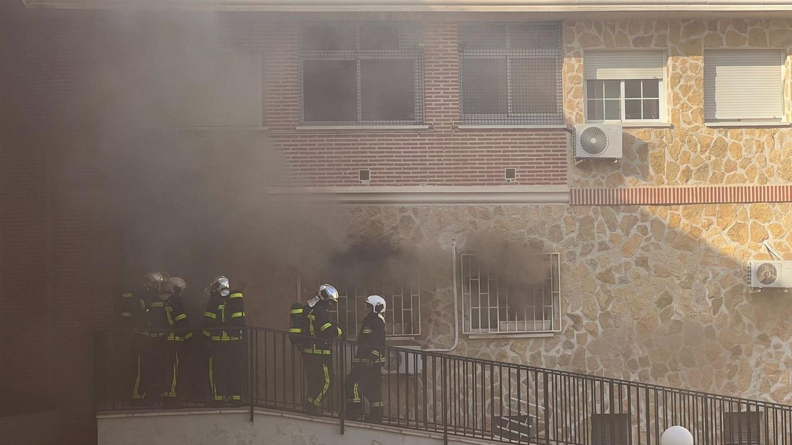  Un fuego en una vivienda en Arroyomolinos afecta a 12 personas y cinco son trasladadas al hospital