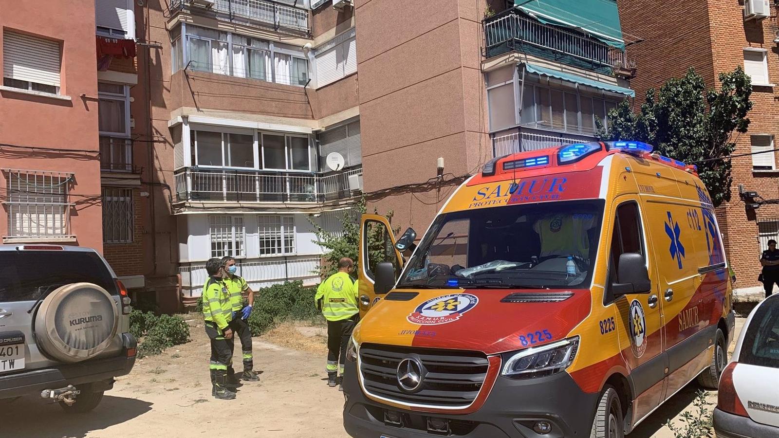  Herido grave un niño de tres años al caer de la ventana de un tercer piso en Carabanchel