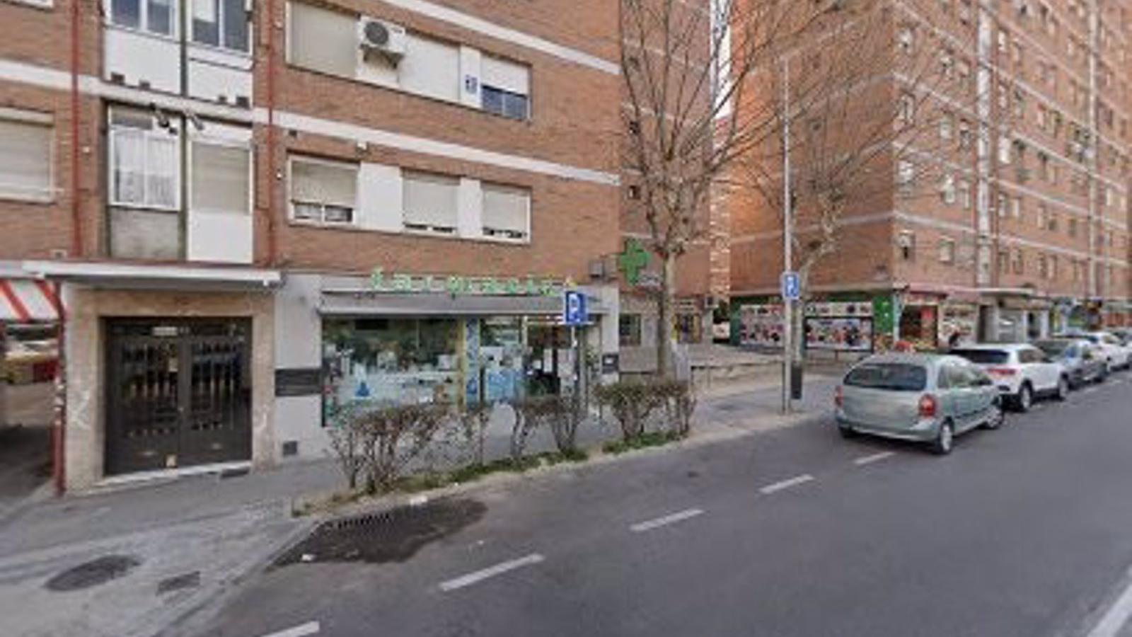  Un hombre sorprende dos ladrones robando en su casa de Aluche y logra atrapar a uno pese a que le rajaron en la cara