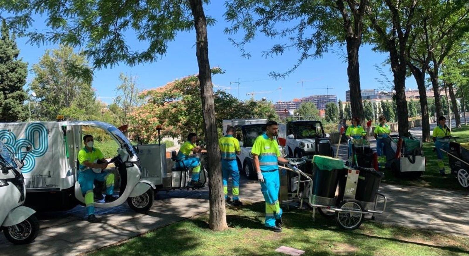 Madrid incorpora 60 'motobicis' eléctricas y 800 carritos para mejorar la limpieza en los 21 distritos