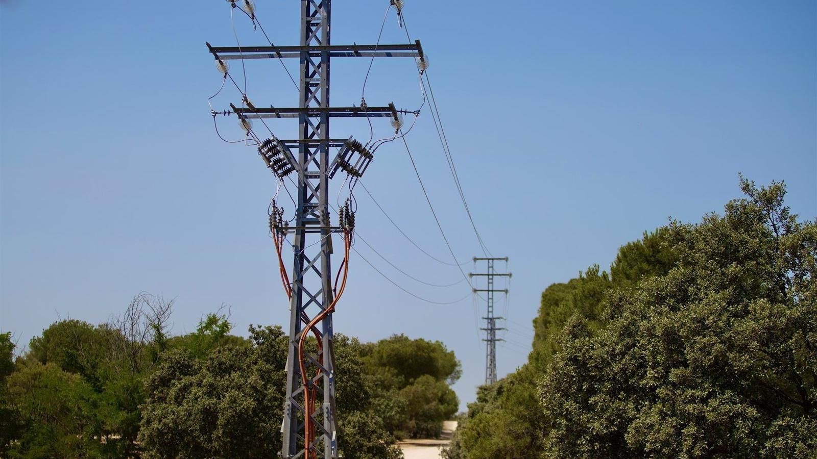 Las Rozas comienza el soterramiento de la línea eléctrica aérea sobre la Dehesa de Navalcarbón
