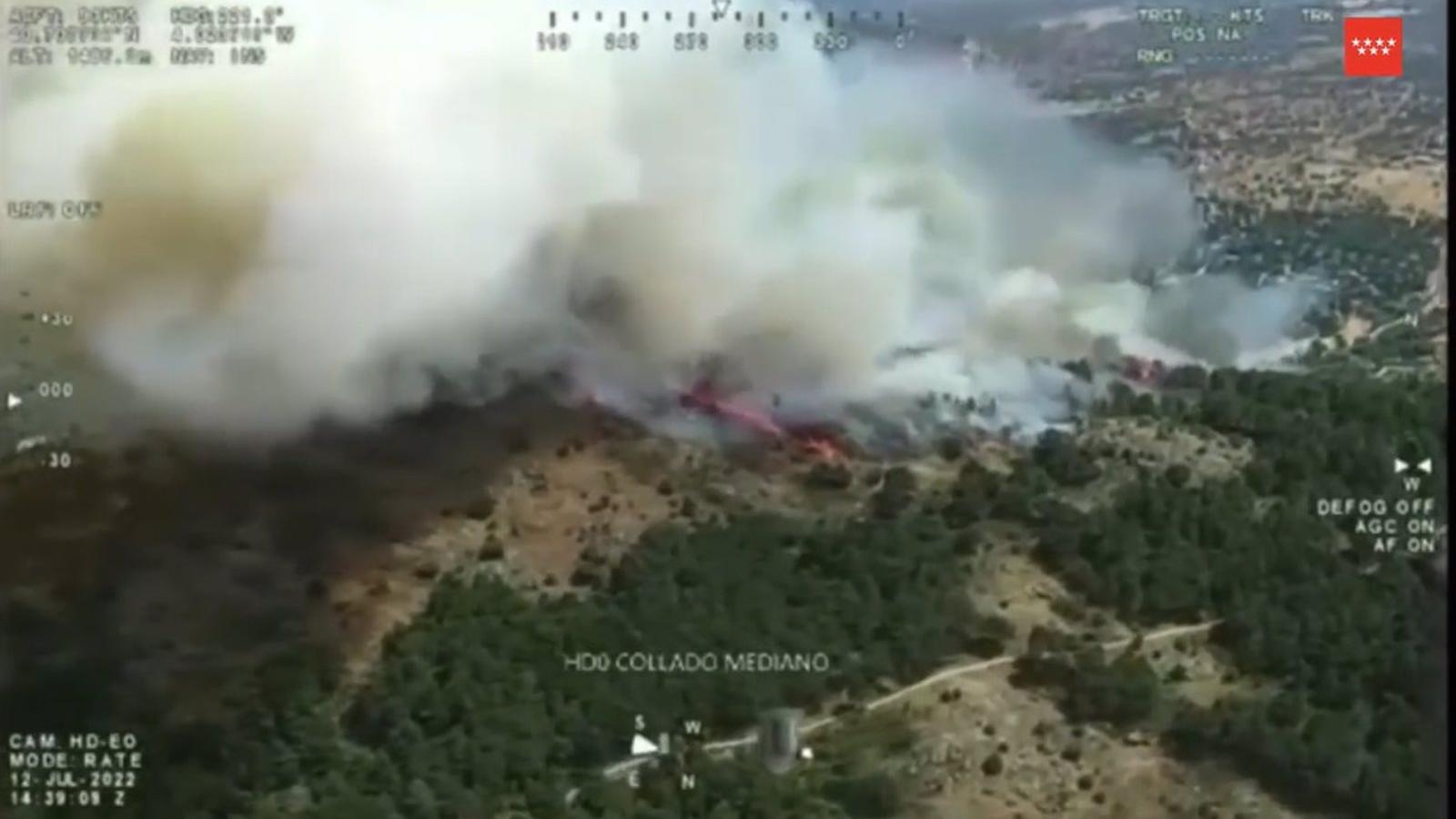 Ocho dotaciones de Bomberos siguen trabajando en el fuego de Collado Mediano, que se espera controlarlo hoy