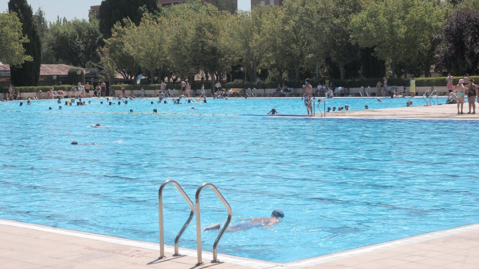 En pelotas en las piscinas municipales de Aluche este domingo por la mañana