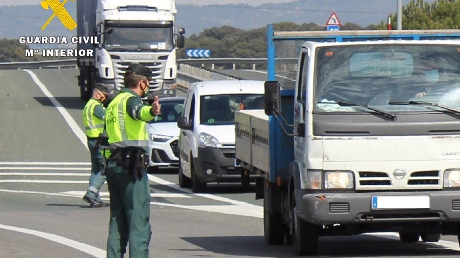  La Guardia Civil rescata a un joven que colgaba de un puente en Las Rozas