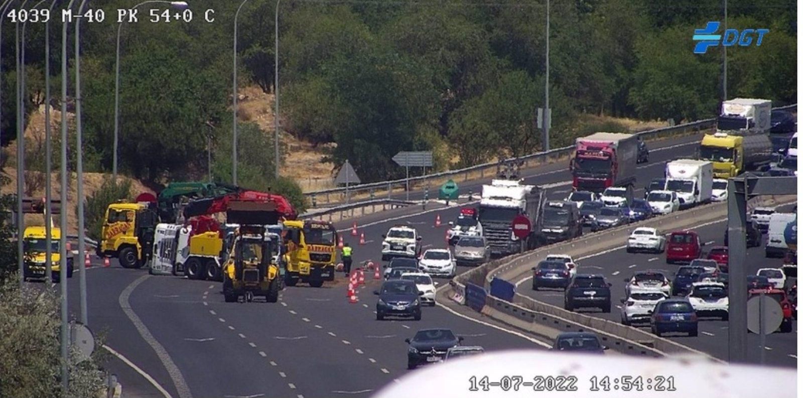  El vuelco de un camión en la M-40 deja un herido y provoca grandes atascos en la carretera