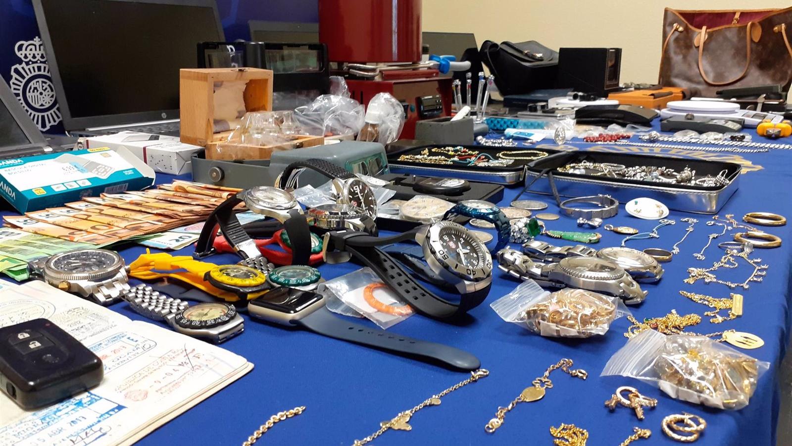  Detenidos por presuntamente asaltar a representantes de joyería y luego fundir los metales