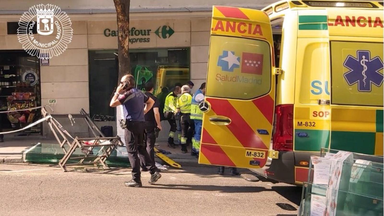  Herido un trabajador al caerle una pesada plancha del cristal en las piernas