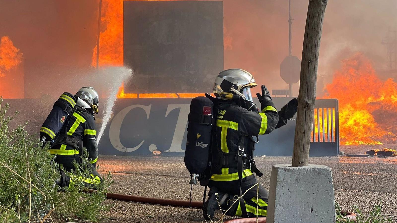 Controlado el incendio en una chatarrería de San Fernando, que deja finalmente a un trabajador herido