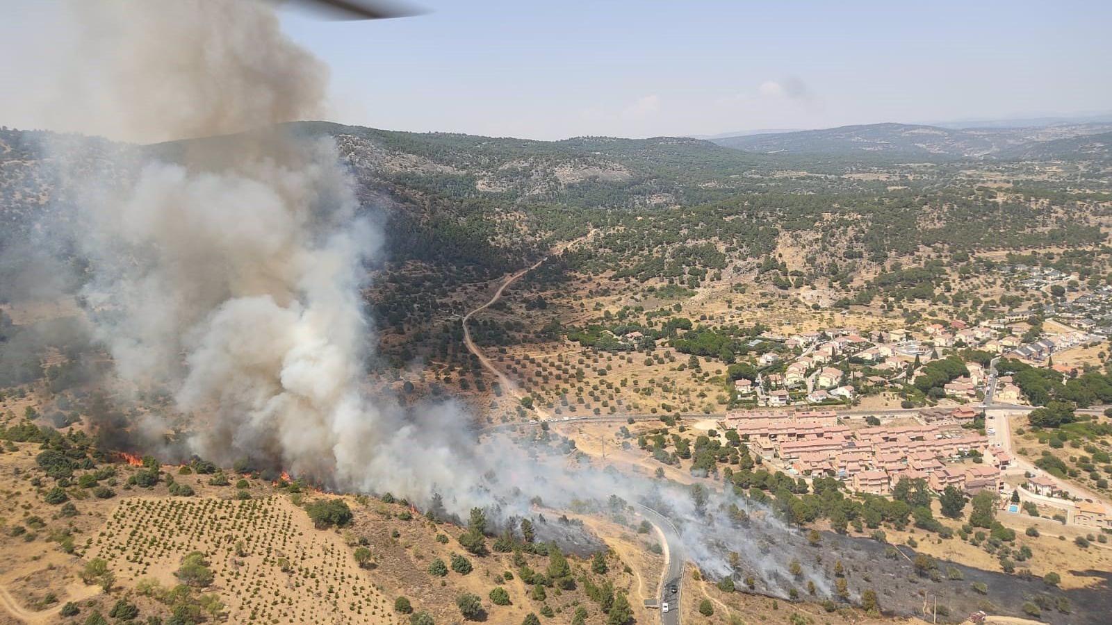  15 medios terrestres de la Comunidad trabajan para controlar y extinguir el fuego forestal de Cebreros