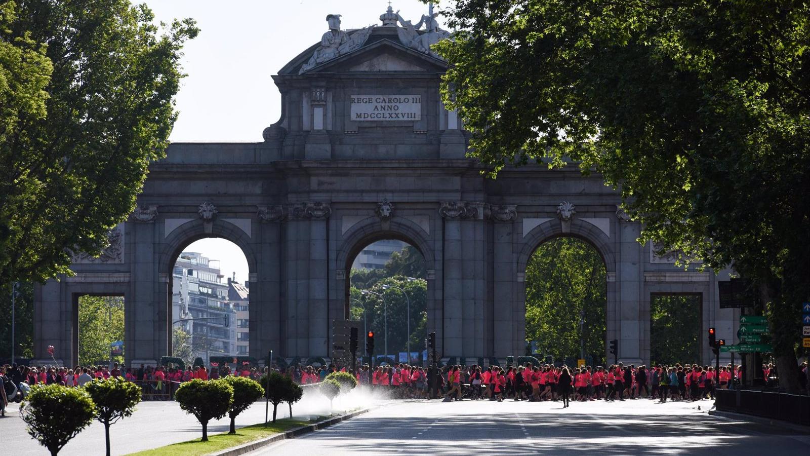 Una gran lona con la foto de la Puerta de Alcalá cubre los andamios para restaurar el emblemático monumento