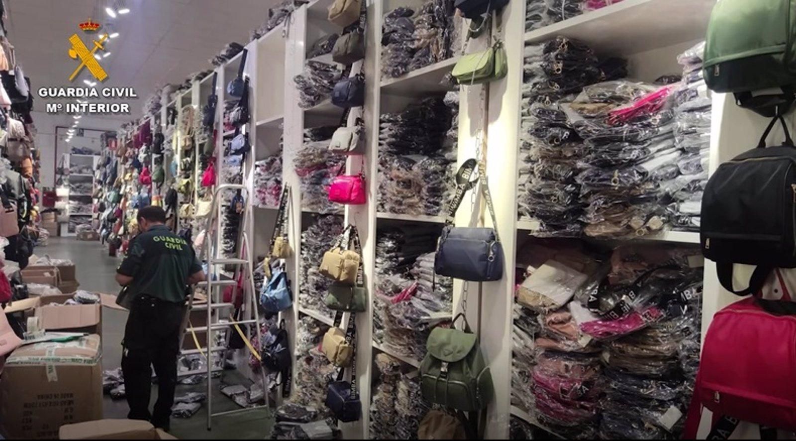 La Guardia Civil requisa 3.379 bolsos falsificados dispuestos para su venta en el polígono Cobo Calleja