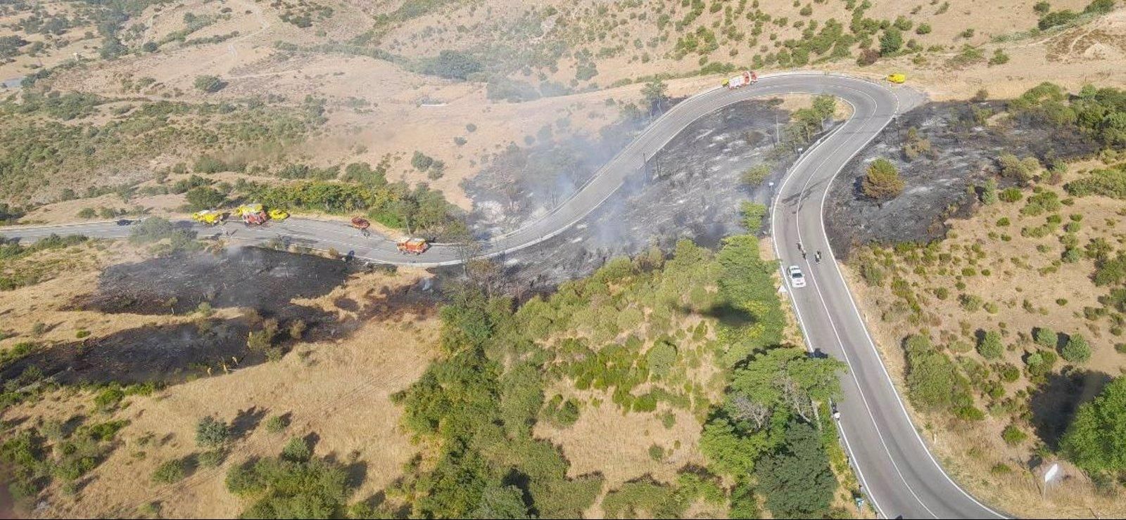  Controlan en una hora dos incendios forestales en Miraflores y San Martín de la Alameda