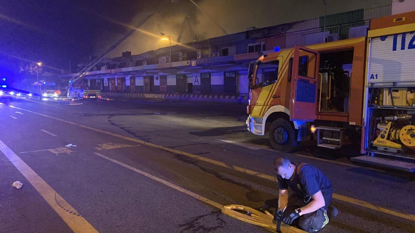 Controlado el fuego de la nave de frutas de Mercamadrid