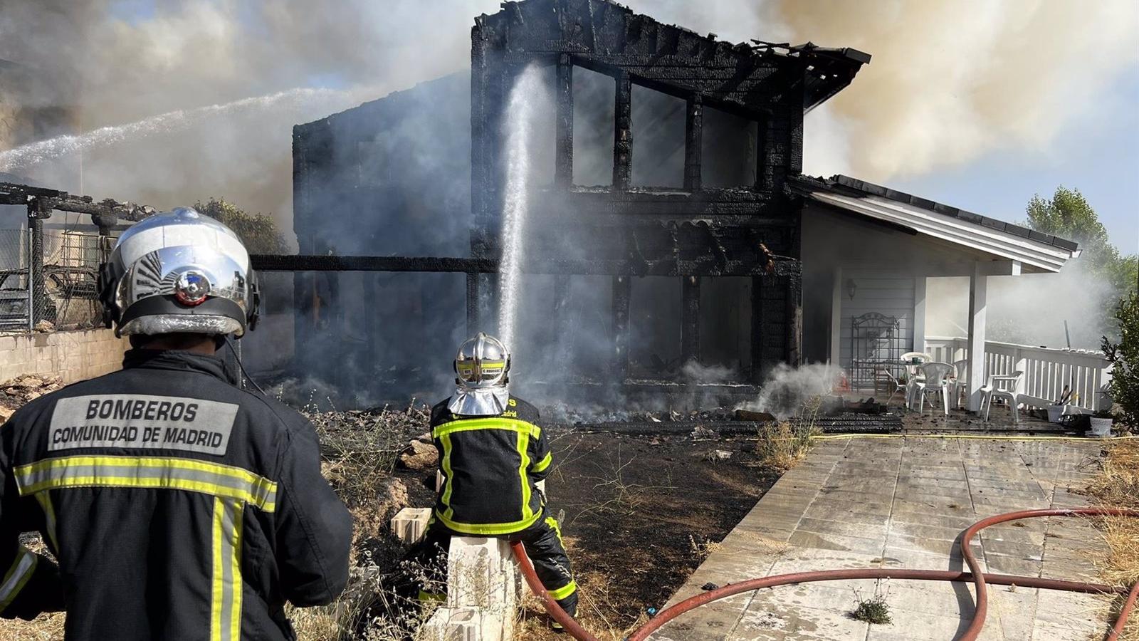 Controlado el incendio en Guadalix de la Sierra que ha calcinado dos viviendas