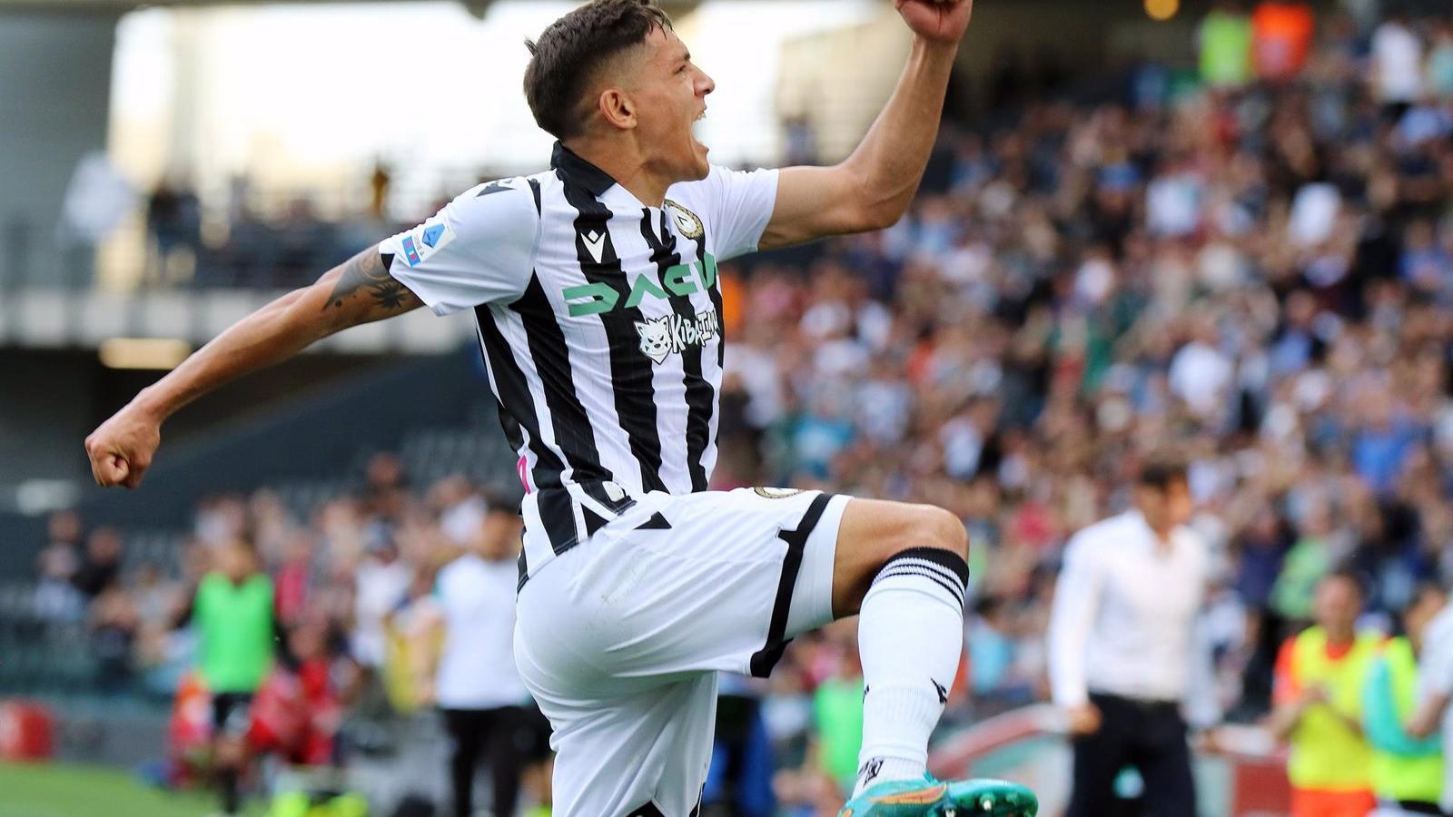 El lateral derecho argentino Nahuel Molina llega a Madrid para cerrar su fichaje por el Atlético