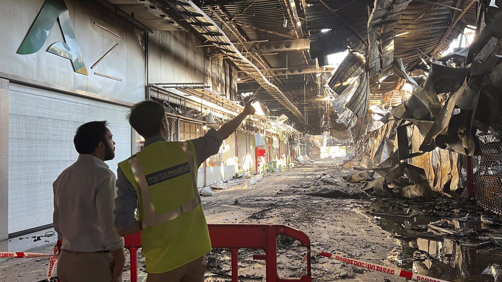 Mercamadrid recupera su actividad tras el fuego en la nave de frutas 