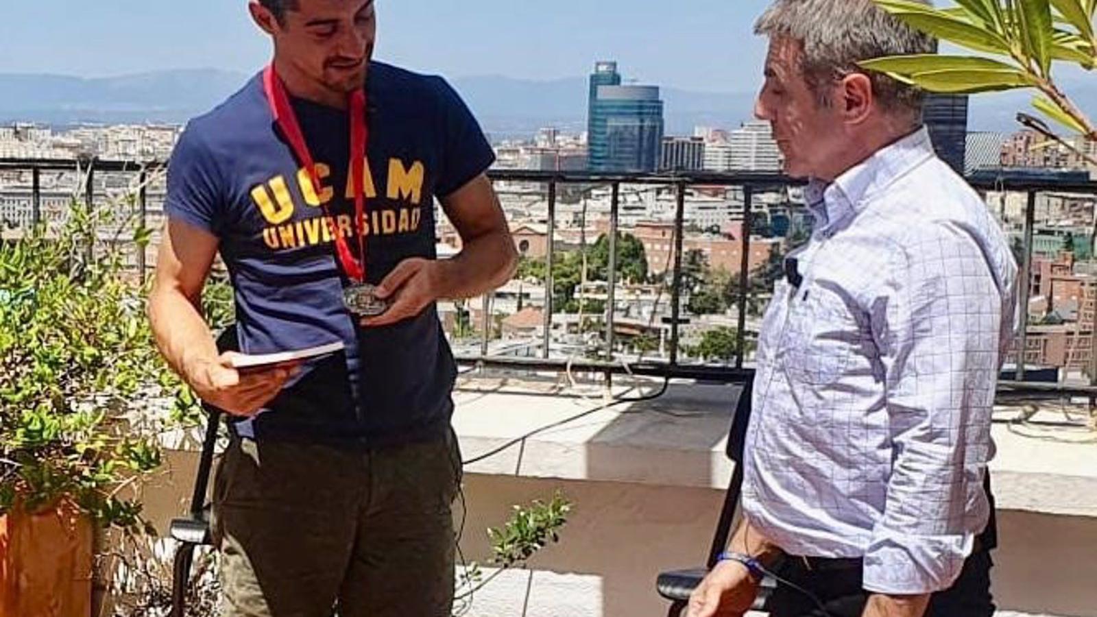 El patinador Javier Fernández recibe la Medalla 25 años de Canal 33: "En el deporte y la vida nunca te des por vencido"