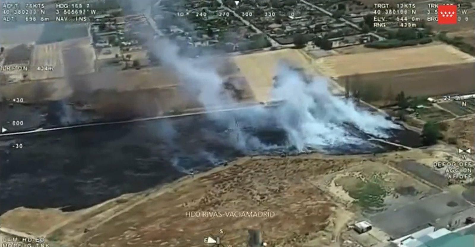  Doce dotaciones de Bomberos trabajan en un fuego de pasto en Mejorada del Campo