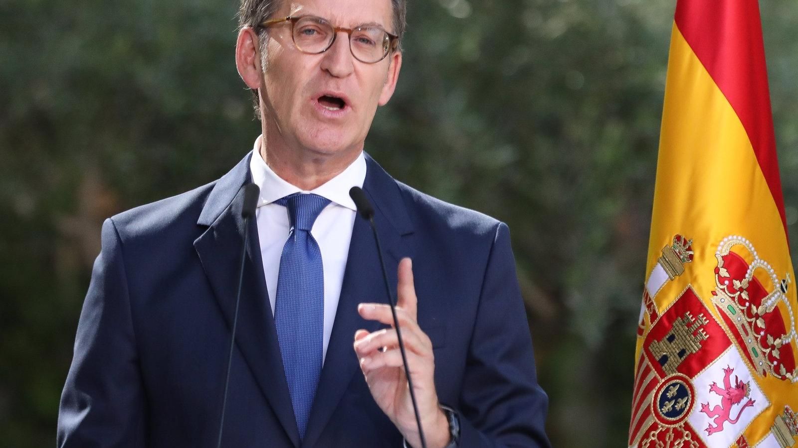 El PP acusa a Sánchez de quemar "180 kilos de queroseno" justo después de invitar a los españoles a quitarse la corbata