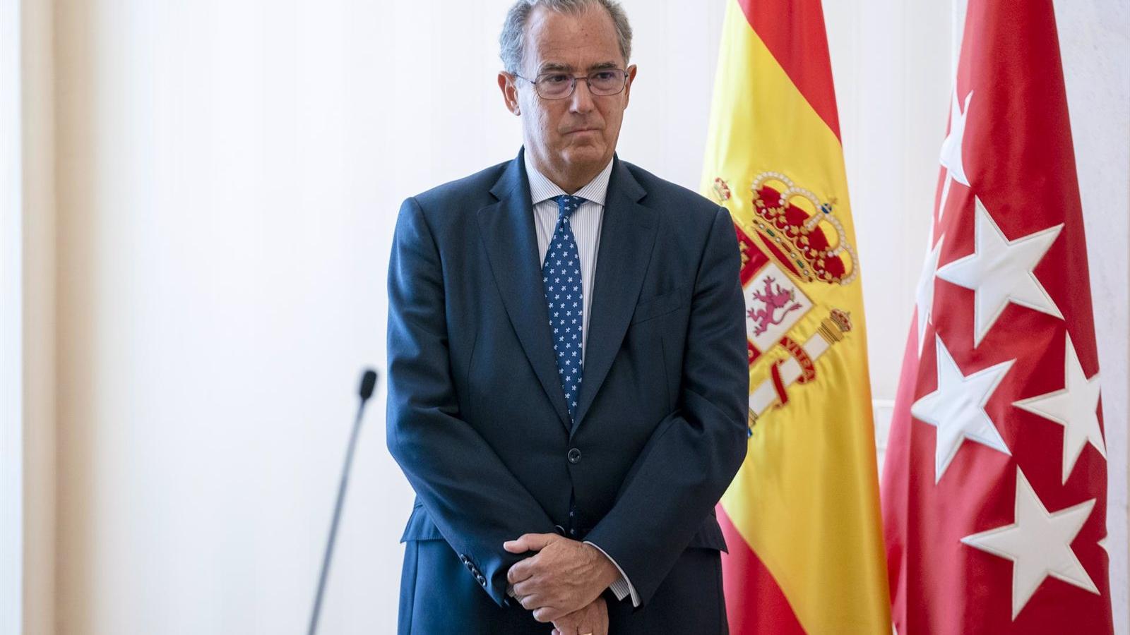 El Gobierno regional critica que Pedro Sánchez anime a ir sin corbata para ahorrar energía mientras "recorre kilómetros" en helicóptero