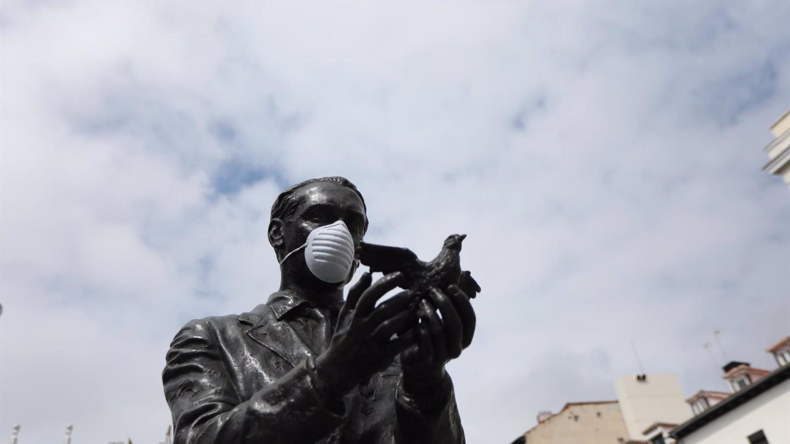 Arrancan la alondra que sostiene Federico García Lorca en su estatua frente al Teatro Español