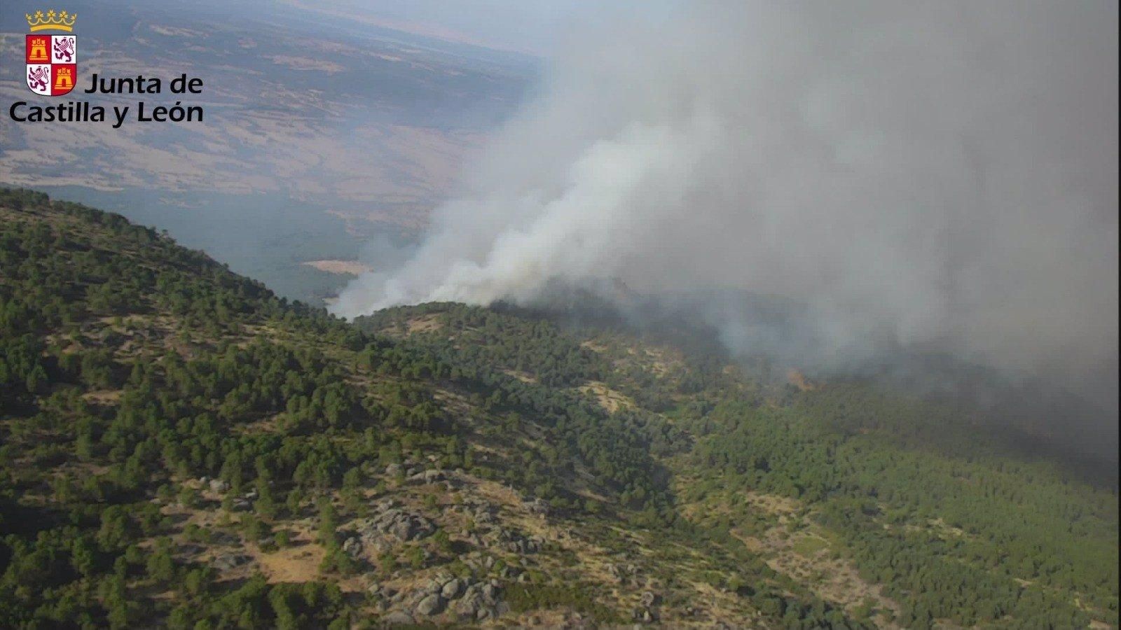 La Comunidad envía un helicóptero y una brigada helitransportada al fuego de Santa Cruz del Valle en Ávila