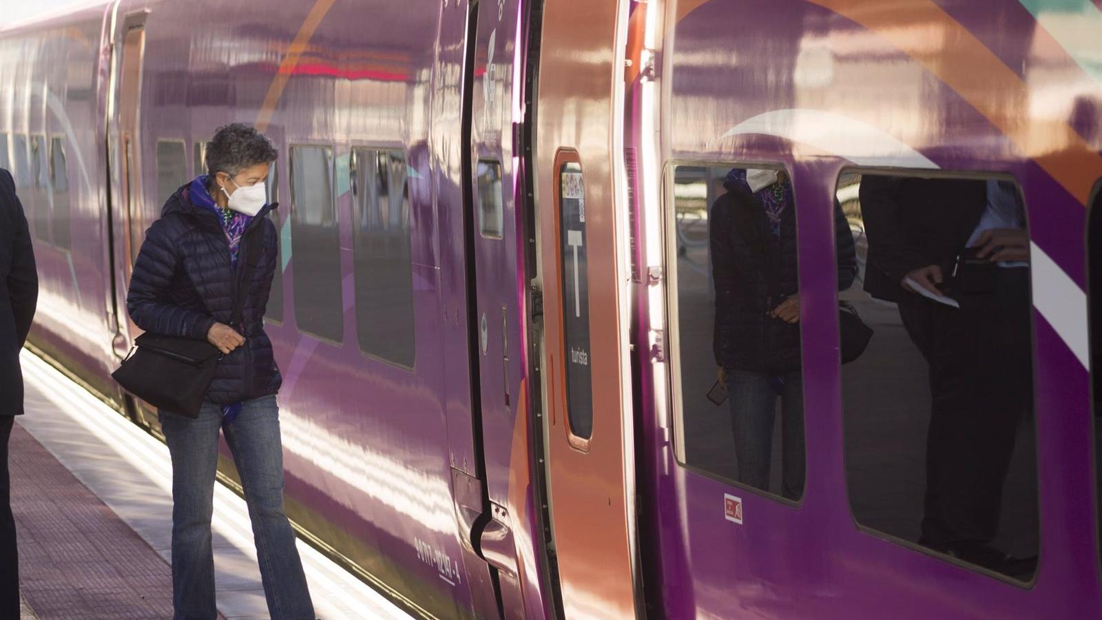 Una incidencia técnica en un Avlo Madrid-Barcelona provoca un parón de tres horas y obliga a un transbordo a otro tren