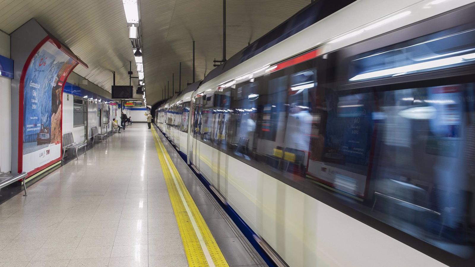  Un policía fuera de servicio rescata a un hombre de ser arrollado por un tren de Metro de Madrid