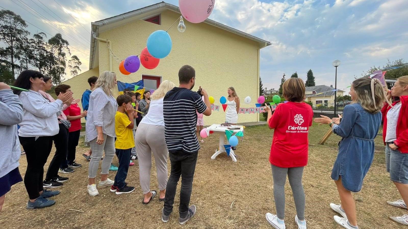 Cáritas Madrid organiza unas vacaciones en A Coruña para más de 180 personas ucranianas