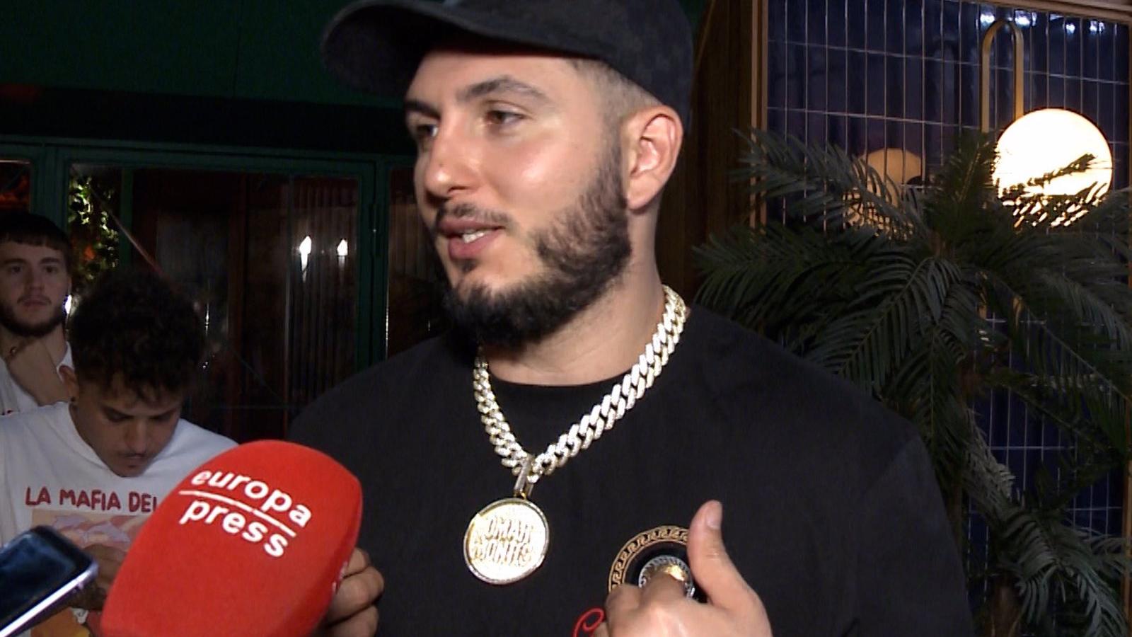  Denuncian al cantante Omar Montes por infringir varias normas de tráfico en la plaza de Colón