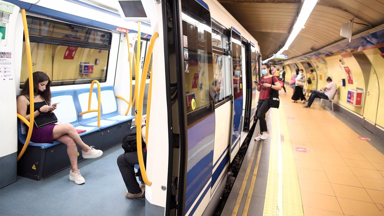 Díaz Ayuso anuncia que el Gobierno regional rebaja al 50% el precio de los abonos de transporte de septiembre a diciembre