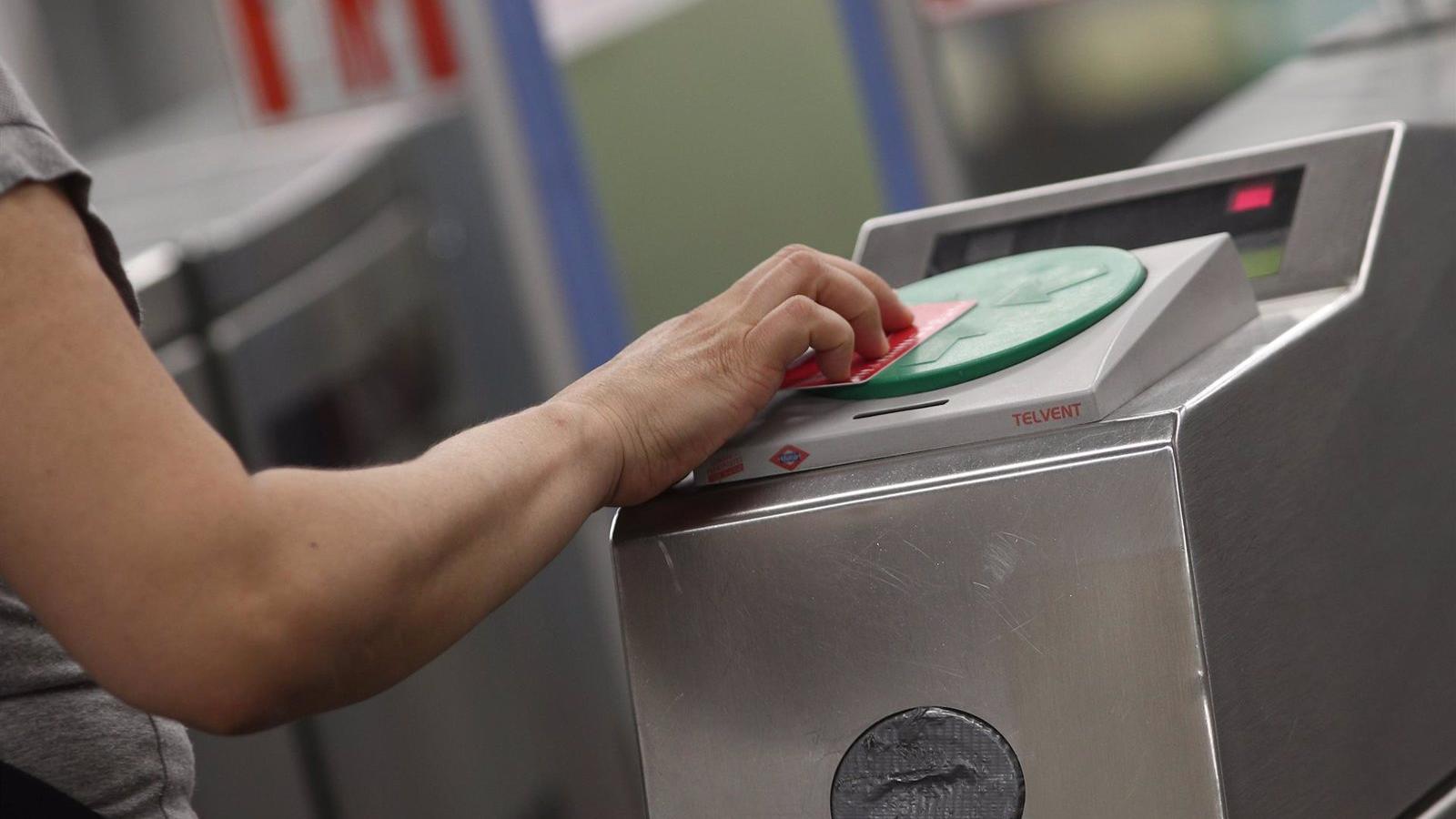 El abono transporte mensual de la zona A costará desde septiembre 27,30 euros al ampliarse al 50% la reducción